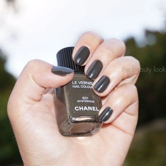 New Chanel Le Vernis Nail Colour in 601 Mysterious - Picture 9 of 14